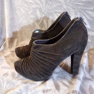 Gomax size 10  Brown Suede Dayna Booties